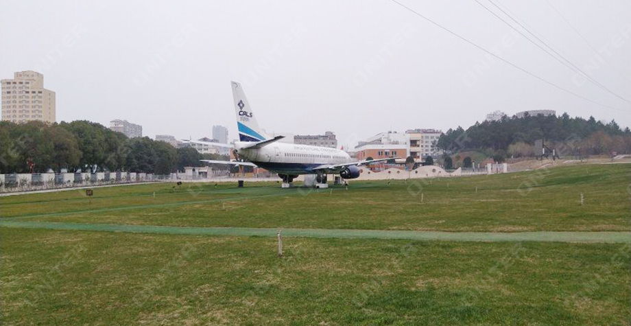 9、金華職業技術學院操場飛機模型.jpg