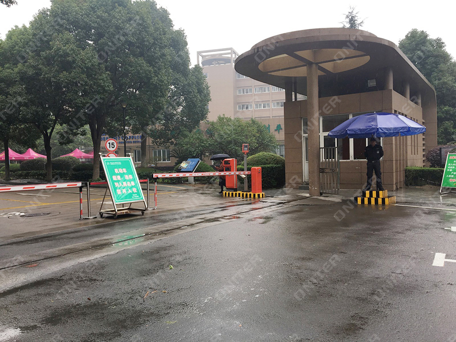 寧波職業技術學院校門口.jpg