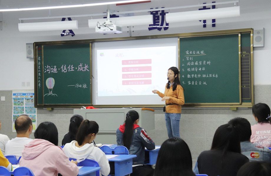 兩只ONITER木質音箱掛在黑板旁邊.jpg
