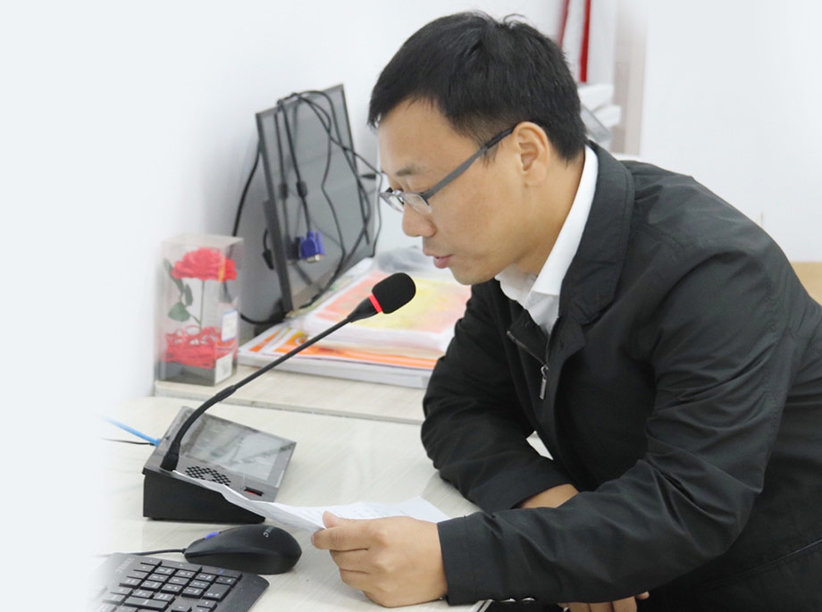 副校長使用網絡話筒講話.jpg