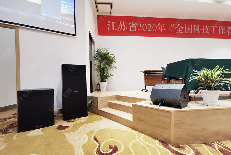 報告廳投影儀和專業音箱