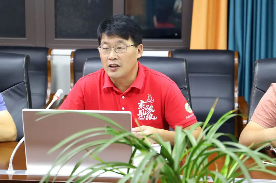 瑞昌一中無紙化會議系統使用實拍-5.jpg